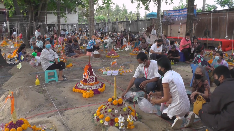 ศรัทธาอันแรงกล้า ก่อพระเจดีย์ทรายกลบธาตุ สืบทอดประเพณีเก่าแก่ | เดลินิวส์