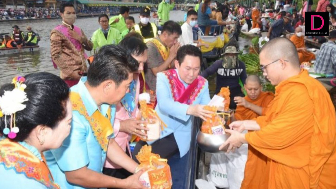 กทม.สืบสานประเพณีรามัญ ตักบาตรพระร้อยทางเรือ